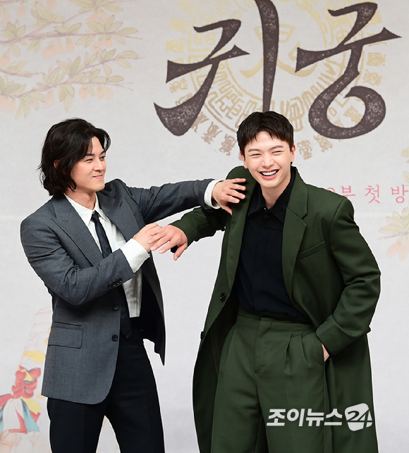 배우 김지훈과 육성재가 17일 오후 서울 양천구 목동 SBS 사옥에서 진행된 SBS 새 금토드라마 '귀궁' 제작발표회에 참석하고 있다. [사진=정소희 기자]