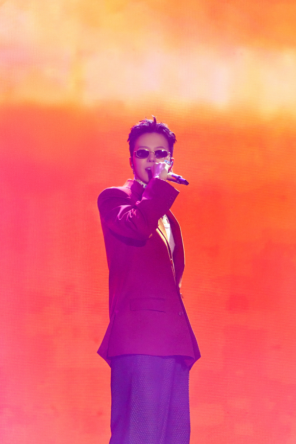 지드래곤이 아랍에미리트(UAE) 두바이 미디어 시티 앰피시어터에서 열린 &lsquo;KRAZY SUPER CONCERT&rsquo;에 헤드라이너로 출연해 무대를 꾸미고 있다. [사진=갤럭시코퍼레이션 ]