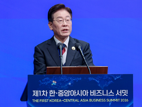 이재명 대통령이 16일 서울의 한 호텔에서 열린 제1회 한&middot;중앙아시아 비즈니스 서밋에서 연설하고 있다. 2026.9.16 [사진=연합뉴스]