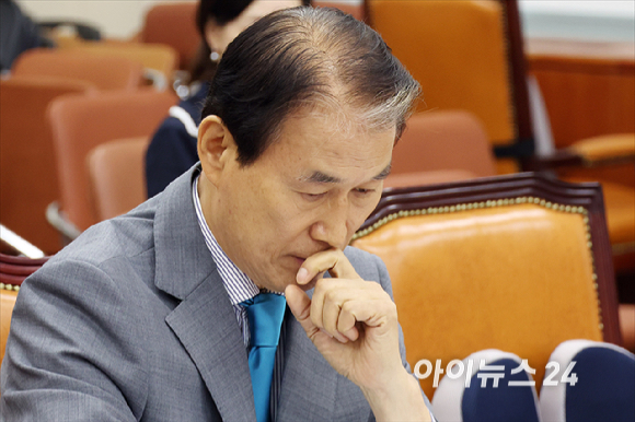 권오을 국가보훈부 장관 후보자가 15일 서울 여의도 국회에서 열린 국회 정무위원회 권오을 국가보훈부 장관 후보자 인사청문회에서 기침을 하고 있다. [사진=곽영래 기자]
