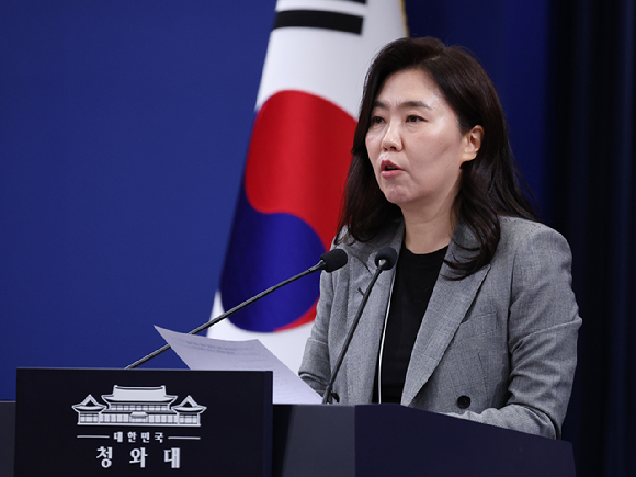 강유정 대변인이 22일 청와대 춘추관에서 캄보디아 스캠 조직 피의자 송환 관련 브리핑을 하고 있다. 2026.1.22 [사진=연합뉴스]
