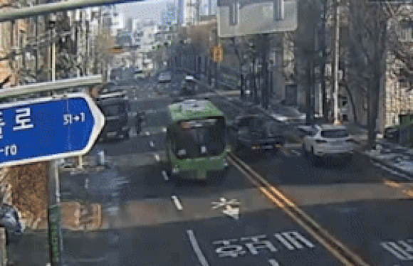 지난해 12월 27일, 인천 계양구 새풀로에서 1차선 도로를 달리던 차량이 불법 좌회전하는 트럭으로 인해 무단횡단 보행자를 발견치 못하고 들이받는 사고가 발생했다. 영상은 유튜브 채널 '한문철TV'에 공개된 당시 상황. [사진=유튜브 '한문철 TV']