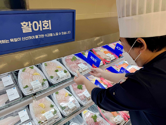 이마트는 방어회 시즌을 맞아 오는 5일부터 7일까지 반값 할인 행사를 진행한다. 사진은 이마트 가든5점 생선회 매장. [사진=이마트]