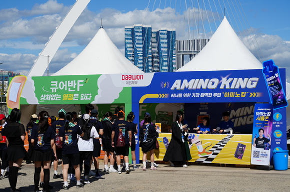 '2026 해리포터 런 in 부산'에 마련한 대원제약 큐어반&middot;아미노킹 부스 전경. [사진=대원제약]