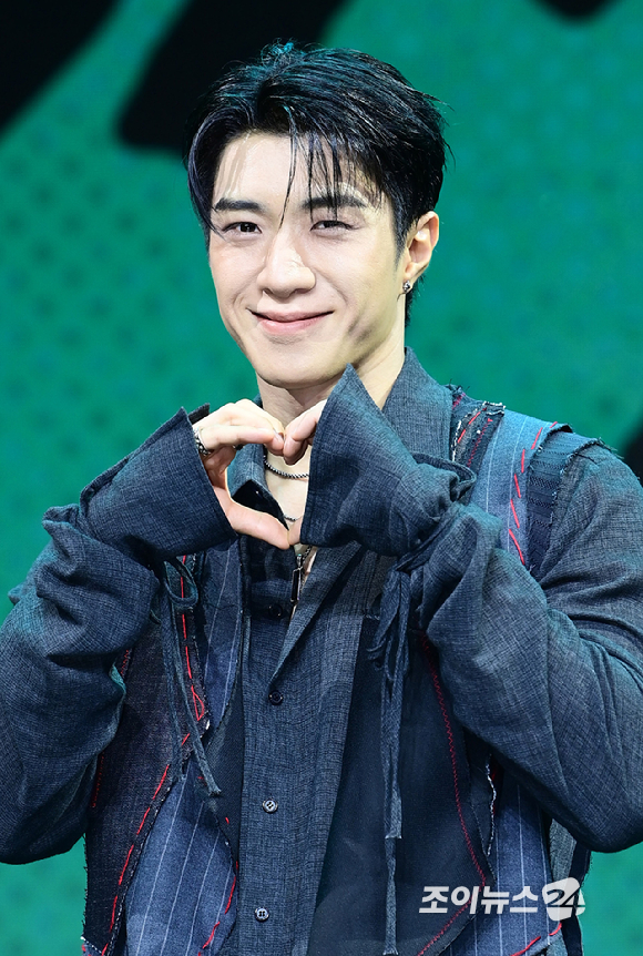 그룹 온앤오프 와이엇이 17일 서울 마포구 상암동 큐브컨벤션에서 진행된 ONF(온앤오프) 정규 2집 Part.2 'ONF:MY SELF' 쇼케이스에 참석하고 있다. [사진=정소희 기자]