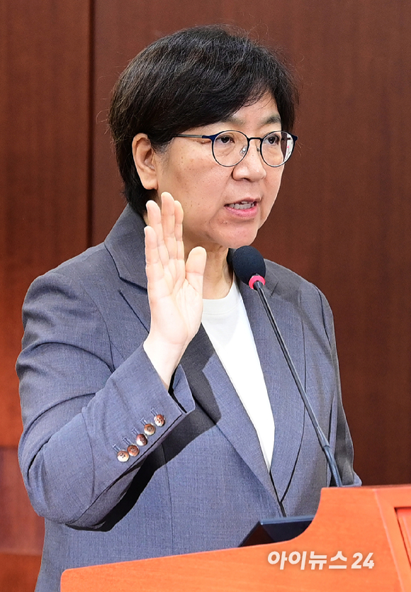 정은경 보건복지부 장관 후보자가 18일 오전 서울 여의도 국회 보건복지위원회에서 열린 인사청문회에 참석해 선서하고 있다. [사진=정소희 기자]