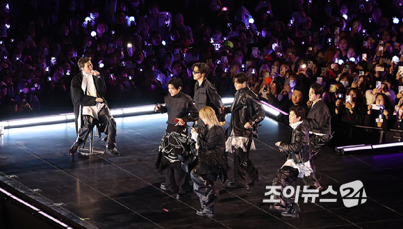 방탄소년단(BTS)이 21일 오후 서울 광화문 광장에서 정규 5집 '아리랑(ARIRANG)' 앨범 발매를 기념해 컴백 무대를 선보이고 있다. [사진=사진공동취재단]