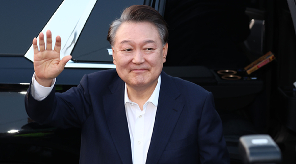 김경수 전 경남도지사가 지난 10일 서울 종로구 경복궁역 인근에서 윤석열 대통령 파면을 촉구하며 단식 농성하고 있다. [사진=연합뉴스]