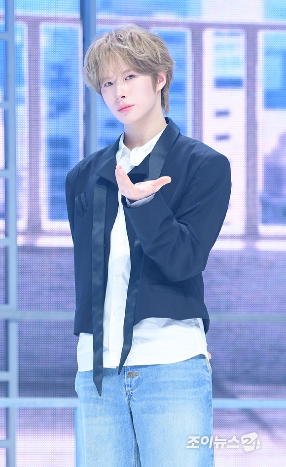 그룹 투어스 경민이 27일 오후 서울 광진구 광장동 예스24라이브홀에서 열린 투어스(TWS) 미니 5집 'NO TRAGEDY' 발매 기념 쇼케이스에서 참석하고 있다. [사진=정소희 기자]