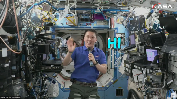 ISS에 머물고 있는 조니 김이 우주청 관계자들과 실시간 인터뷰에 응하고 있다. [사진=우주청]