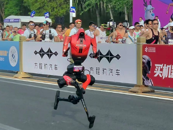 19일 중국 베이징시 이좡에서 개최된 '제2회 휴머노이드 로봇 하프마라톤 대회'에 참가한 아너의 '샨뎬'이 출발해 빠르게 뛰고 있다. [사진=연합뉴스]