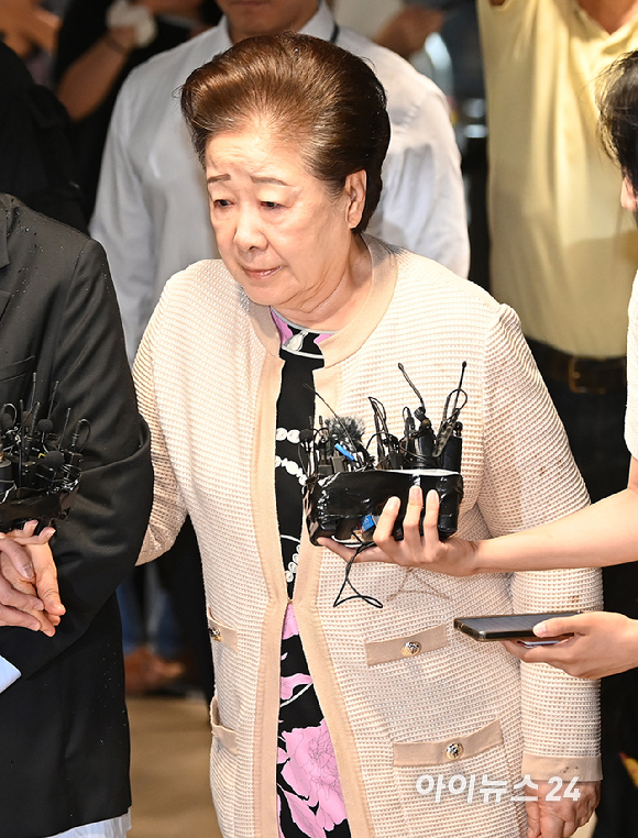 '통일교 현안 청탁' 한학자 총재가 17일 오전 서울 종로구에 마련된 김건희 특검팀(특별검사 민중기) 사무실로 조사를 받기 위해 출석하고 있다. [사진=곽영래 기자]