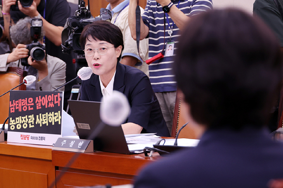더불어민주당 이재명 대표가 지난 3월 9일 서울 여의도 국회에서 열린 비상시국 공동대응을 위한 야 5당 원탁회의에서 발언하고 있다. 왼쪽부터 기본소득당 용혜인 대표, 조국혁신당 김선민 대표 권한대행, 더불어민주당 이재명 대표, 진보당 김재연 상임대표, 사회민주당 한창민 대표. 2025.3.9 [사진=연합뉴스]
