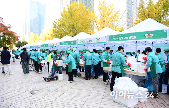 하나금융그룹이 11일 오전 서울 중구 하나금융그룹 명동사옥에서 2024년 모두하나데이 사랑의 김장 나눔 행사를 개최했다. 참석자들이 김장을 하고 있다. [사진=정소희 기자]