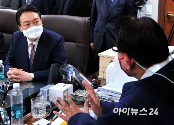 윤석열 국민의힘 대선 후보가 10일 오후 서울 용산구 효창동 대한노인회를 방문해 김호일 회장과 악수를 하고 있다. [사진=국회사진취재단]