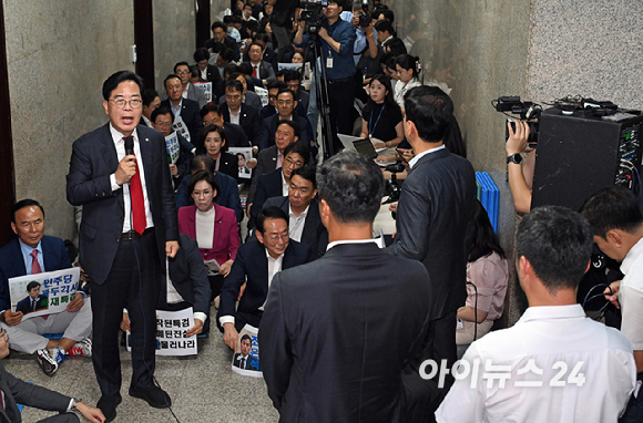 장동혁 국민의힘 대표와 송언석 원내대표를 비롯한 의원들이 3일 국회 원내대표실 앞에서 특검의 압수수색 규탄 농성을 하고 있다. [사진=곽영래 기자]