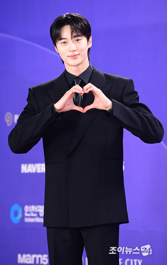 배우 변우석이&nbsp;31일 오후&nbsp;인천시 영종구 운서동 파라다이스시티에서 열린&nbsp;제5회 청룡시리즈어워즈&nbsp;레드카펫 행사에 참석하고 있다. [사진=정소희 기자]