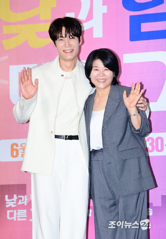 배우 최진혁과 이정은이 13일 오후 서울 구로구 라마다서울 신도림 호텔에서 열린 JTBC 새 토일드라마 '낮과 밤이 다른 그녀' 제작발표회에 참석하고 있다. [사진=정소희 기자]