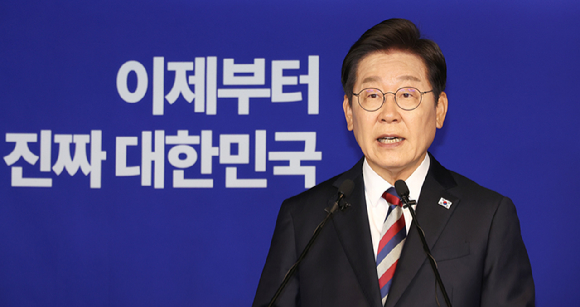 국민의힘 김문수 대선후보(왼쪽)와 개혁신당 이준석 대선후보가 19일 서울 중구 서울시청에서 열린 '약자와 동행하는 서울 토론회'에 참석해 나란히 앉아 있다. 2025.5.19 [사진=이준석 캠프]