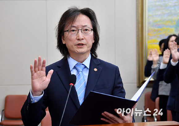 주병기 공정거래위원장이 12일 서울 여의도 국회에서 열린 정무위원회의 공정위 등에 대한 국정감사에서 증인 선서를 하고 있다. [사진=곽영래 기자]