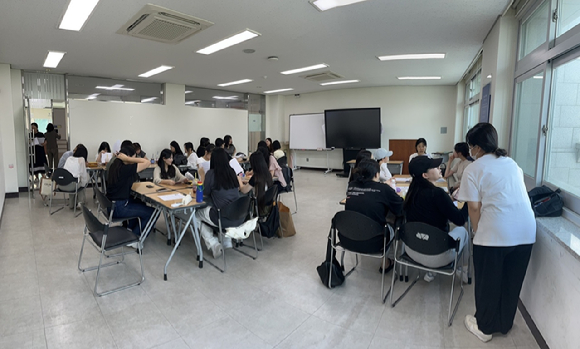 경복대학교 의료사회복지학과 학생들이 실습하고 있다. [사진=경복대]