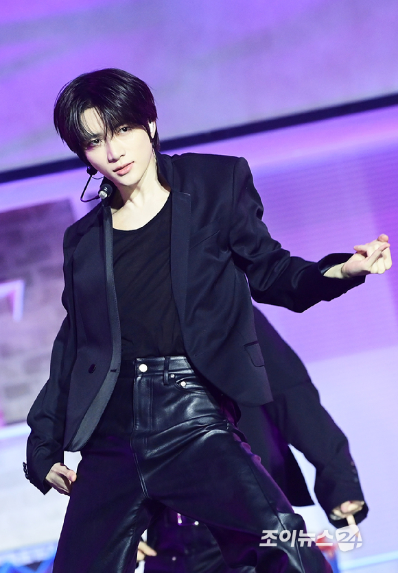 그룹 투모로우바이투게더 범규가 13일 오후 서울시 성북구 안암동 고려대학교 화정체육관에서 열린 투모로우바이투게더(TOMORROW X TOGETHER, TXT) 미니 8집 '7TH YEAR: 가시덤불에 잠시 바람이 멈췄을 때' 발매 기념 쇼케이스에서 타이틀곡 '하루에 하루만 더' 무대를 선보이고 있다. [사진=정소희 기자]