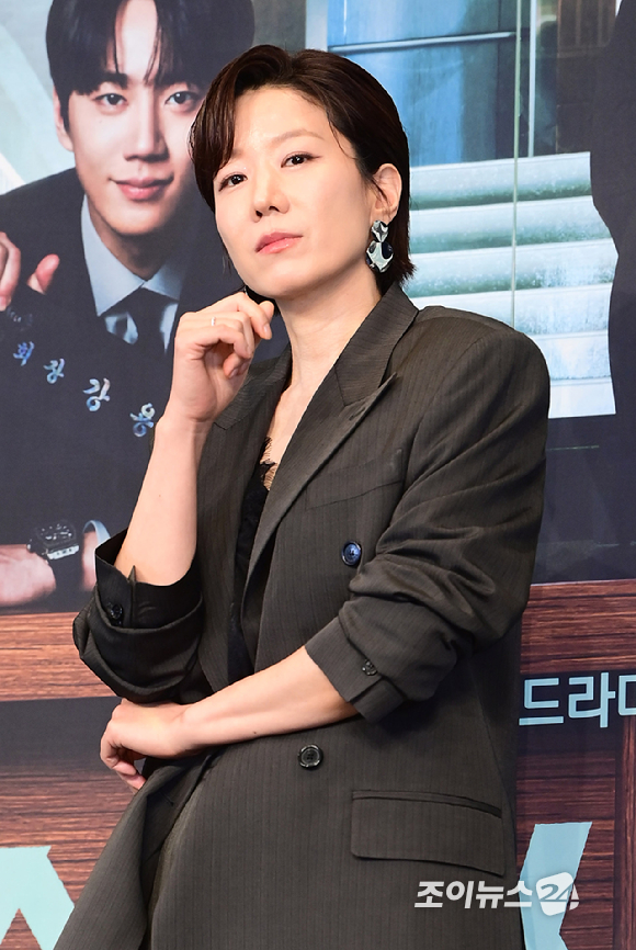 배우 전혜진이 28일 오후 서울 구로구 신도림동 더링크서울 트리뷰트 포트폴리오 호텔에서 열린 JTBC 새 토일드라마 '신입사원 강회장' 제작발표회에 참석하고 있다. [사진=정소희 기자]