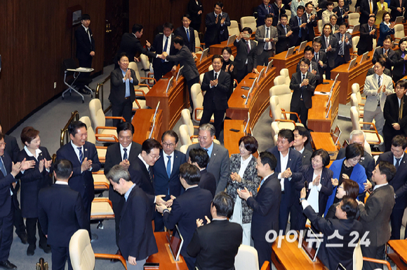 이재명 대통령이 2일 서울 여의도 국회 본회의장에서 중동 사태 대응 등을 위한 추가경정예산안에 대한 시정연설에 앞서 더불어민주당 의원들과 악수를 하고 있다. [사진=곽영래 기자]
