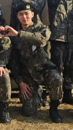 '육군 입대' 서지훈, 훈련소 근황⋯짧은 머리·건강한 미소