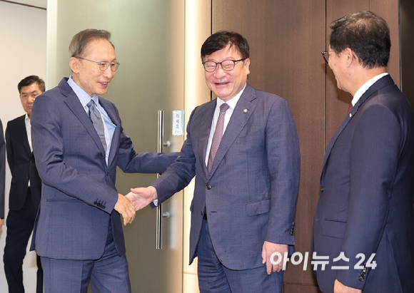 정점식 국민의힘 원내대표가 31일 서울 서초구 이명박 전 대통령 사무실을 예방해 이 전 대통령과 기념촬영을 하고 있다. [사진=국회사진기자단 ]