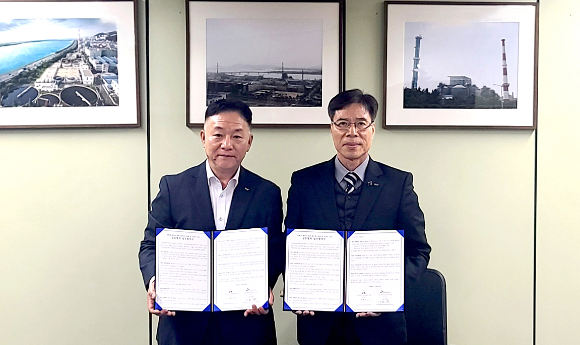 ﻿류재영 SK에코엔지니어링 Gas&Power사업 담당임원(왼쪽)과 김병수 부산패션칼라산업협동조합 이사장이 기념촬영을 하고 있다. [사진=SK에코엔지니어링]