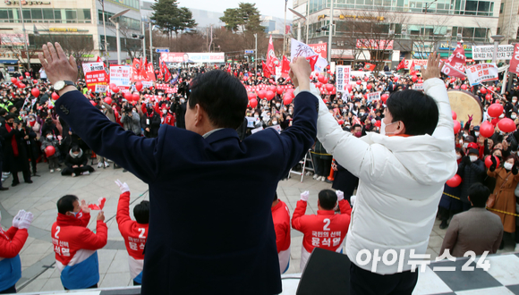 윤석열 국민의힘 대선 후보와 안철수 국민의당 대표가 7일 경기 화성시 동탄센트럴파크에서 열린 '젊은 화성, 아이 키우기 좋은 나라 만들기' 유세에서 만세를 하고 있다. [사진=국회사진취재단]