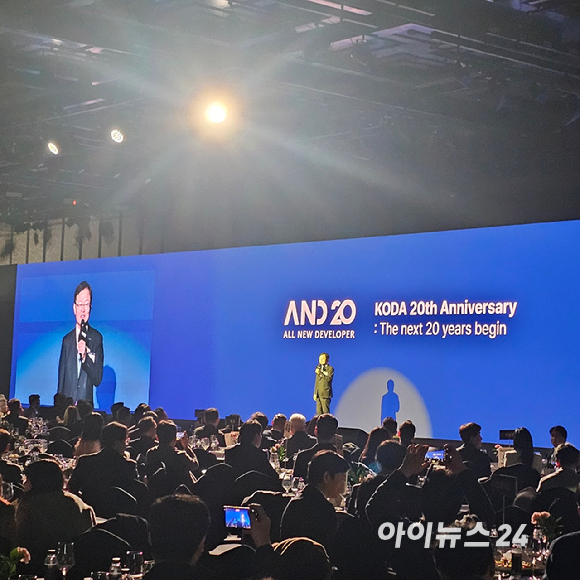 한국부동산개발협회(KODA)가 20일 서울 강남구 삼성동에서 개최한 창립 20주년 행사에서 문주현 MDM그룹 회장이 발표를 하고 있다. [사진=이효정 기자 ]