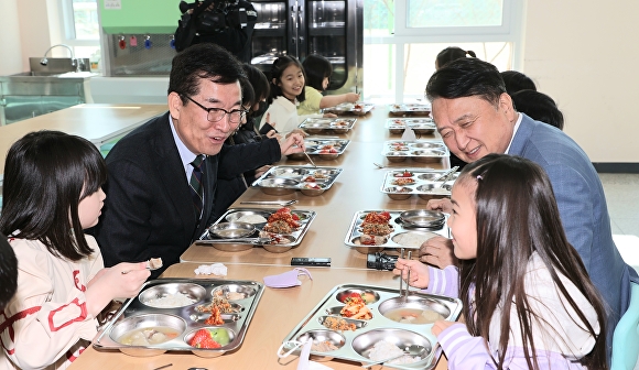 김영환 충북지사(오른쪽)와 윤건영 충북교육감(왼쪽)이 지난 3월 새 학기를 맞아 청주 단재초등학교 급식소에서 아이들과 식사를 함께하며 대화를 나누는 모습. [사진=충북도교육청]