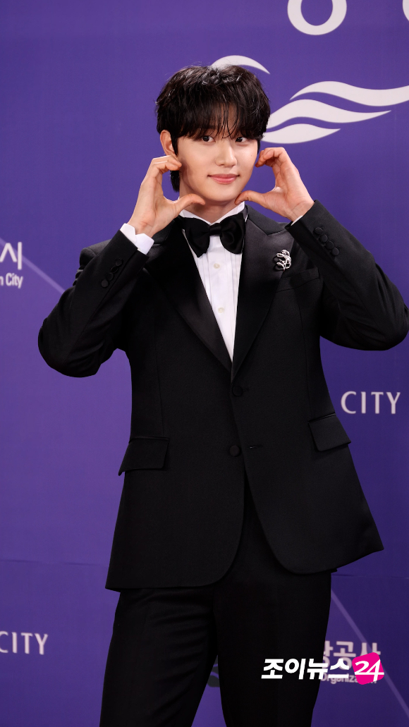배우 김재원이 31일 오후 인천시 영종구 운서동 파라다이스시티에서 열린 제5회 청룡시리즈어워즈 레드카펫 행사에 참석하고 있다. [사진=문수지 기자]