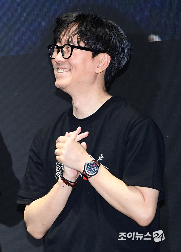 배우 유해진과 장항준 감독이 17일 오후 서울 강남구 삼성동 메가박스 코엑스점에서 열린 영화 '왕과 사는 남자' 1,300만 돌파 흥행 감사 무대 인사에 참석하고 있다. [사진=정소희 기자]