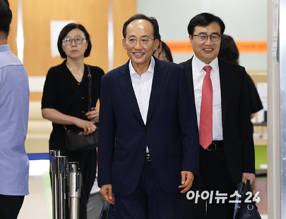 12&middot;3 비상계엄 당시 국회의 계엄 해제 표결을 방해한 혐의를 받는 추경호 대구시장이 15일 서울 서초구 서울중앙지방법원에서 열린 내란중요임무종사 혐의 7차 공판에 출석하고 있다. [사진=사진공동취재단]
