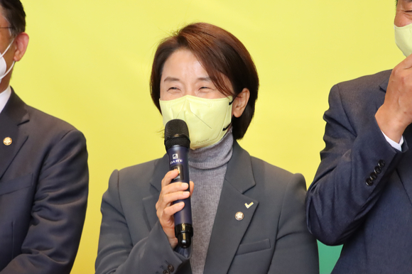 국회 정치개혁특별위원회(정개특위) 더불어민주당 간사인 김영배 의원이 14일 국회 소통관에서 송언석 국민의힘 원내수석부대표, 조해진 국민의힘 정개특위 간사, 진성준 민주당 원내수석부대표와 함께 기초의회 중대선거구제 합의를 알리는 기자회견을 하고 있다. 사진 왼쪽부터 송 원내수석, 조 간사, 김 의원, 진 원내수석. [사진=정소희 기자]