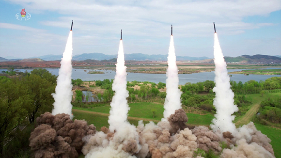 북한은 지난 22일 김정은 국무위원장의 지도로 600mm 초대형 방사포병 부대들을 국가 핵무기 종합관리체계인 '핵방아쇠' 체계 안에서 운용하는 훈련을 처음으로 진행했다. [사진=뉴시스]