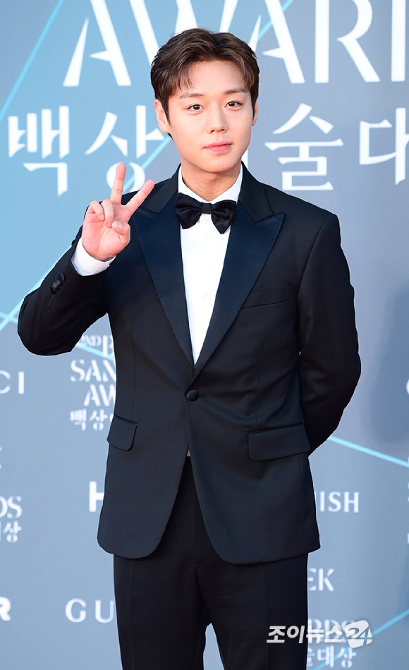 배우 박지훈이 8일 오후 서울 강남구 삼성동 코엑스 동문 앞 야외광장에서 열린 '제62회 백상예술대상 with 구찌' 시상식에 앞서 레드카펫 행사에 참석하고 있다. [사진=정소희 기자]