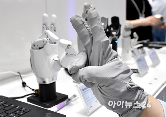19일 서울 강남구 코엑스에서 열린 'AI 서밋 서울 앤 엑스포2026(AISE 2026)'에서 부스에서 관계자가 시연을 하고 있다. [사진=곽영래 기자]