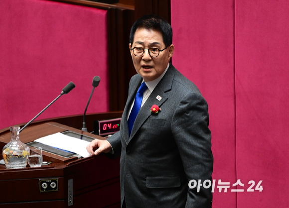 박지원 더불어민주당 의원이 13일 오후 서울 여의도 국회 본회의장에서 열린 제422회 국회(임시회) 제5차 본회의 경제 분야 대정부 질문에서 질의하는 중 항의하는 국민의힘 의원들을 향해 호통치고 있다. [사진=정소희 기자]