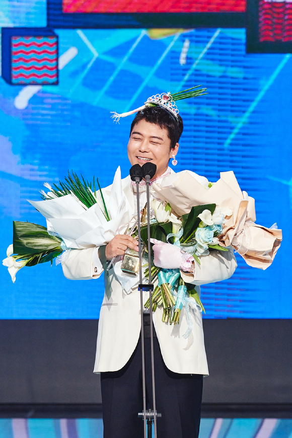 방송인 전현무가 '2022 MBC 방송연예대상'에서 대상을 수상했다. [사진=MBC]