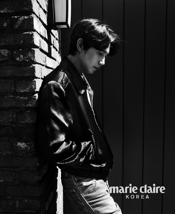 배우 박성훈이 화보 촬영에서 포즈를 취하고 있다. [사진=마리끌레르]