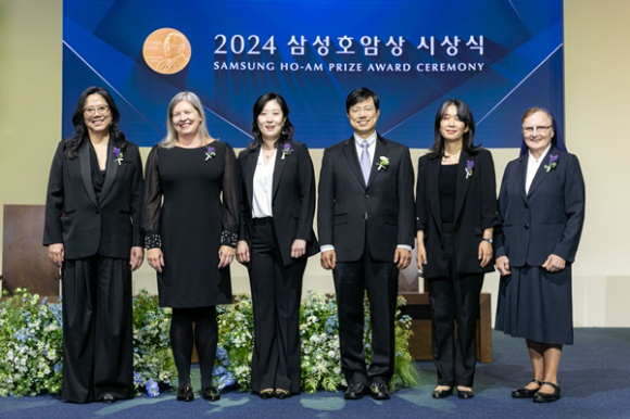 삼성호암상 수상자들이 31일 서울신라호텔 다이너스티홀에서 열린 '2024 삼성호암상시상식'에서 기념 촬영을 하고 있다. [사진=호암재단]