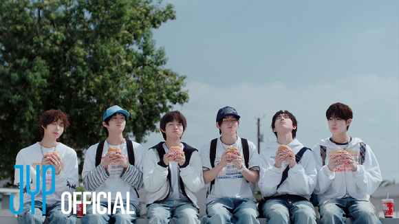 킥플립 신곡 '눈에 거슬리고 싶어' MV 티저 섬네일 [사진=JYP엔터테인먼트]