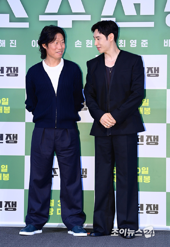 배우 유해진과 이제훈이 29일 오후 서울 용산구 용산 CGV에서 열린 영화 '소주전쟁' 언론시사회에 참석하고 있다. [사진=정소희 기자]