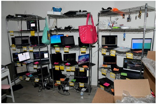 북한 정보기술(IT) 노동자의 미국 취업을 도운 사실이 드러나 지난 7월 법원에서 징역형을 선고받은 애리조나주 크리스티나 마리 채프먼(48)이 자택에서 운영하던 '노트북 농장'. 북한 노동자들은 이 노트북에 원격으로 접속했다. [미 법무부 제공] [사진=연합뉴스]