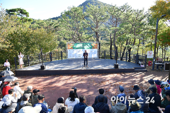 박동석 조이뉴스24 사장 겸 발행인이 19일 서울 종로구 부암동 백사실 계곡에서 진행된 '스타 고우리와 함께 하는 제10회 희망찾기 등산·트레킹 교실'(이하 트레킹교실)에서  개회사를 하고 있다.