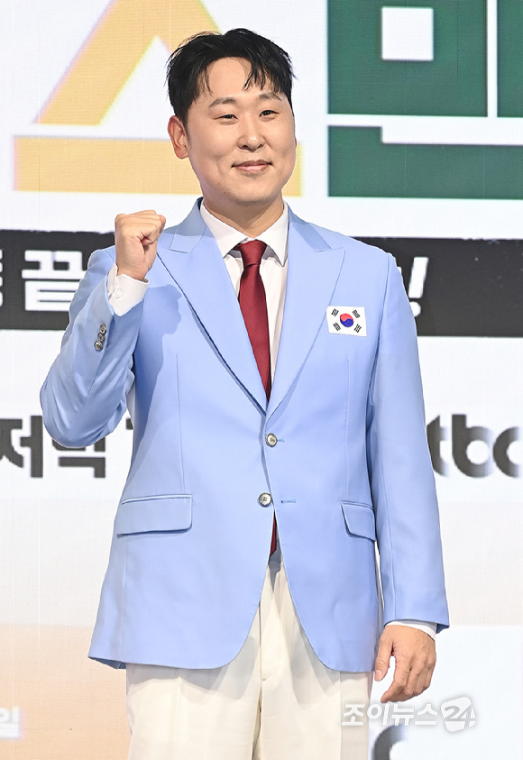 전 야구선수 윤석민이 14일 서울 여의도 페어몬트 앰배서더 서울에서 열린 JTBC 신규 예능 '예스맨' 제작발표회에서 포즈를 취하고 있다. [사진=곽영래 기자]